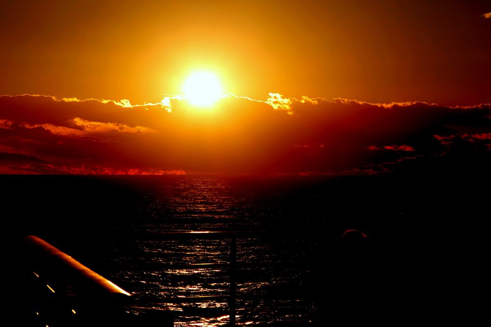 Ein Sonnenuntergang während einer Kreuzfahrt im Mittelmeer