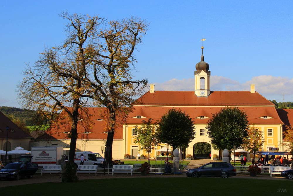 Ein sonniger Herbsttag am Barockschloß in Rammenau