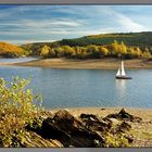 Ein sonniger Herbsttag am Rursee/Eifel .  .  .