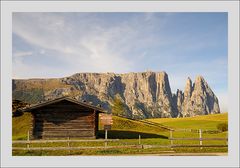 Ein sonniger Herbsttag auf der Seiseralm beginnt