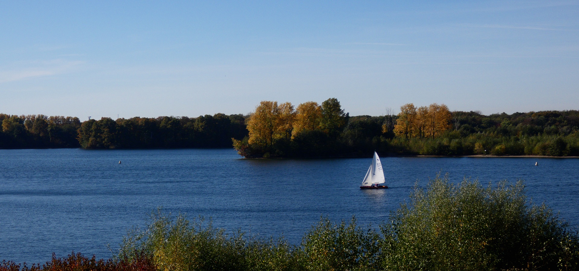 Ein sonniger Tag an einem schönen See