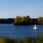 Ein sonniger Tag an einem schönen See