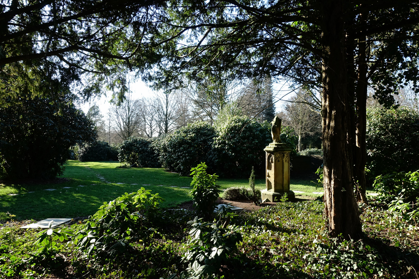 ein sonniger tag auf dem friedhof