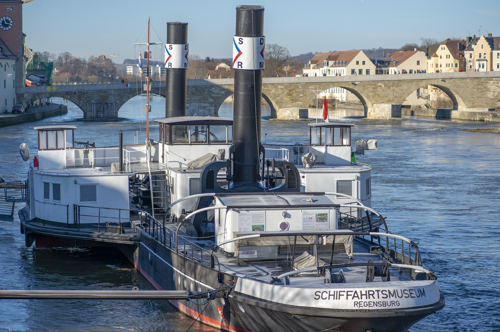 Ein sonniger Wintertag an der Donau in Regensburg