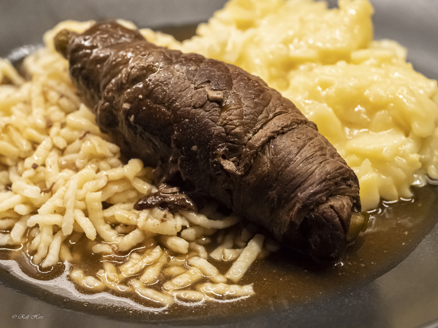Ein Sonntagsklassiker - Rinderroulade mit Spätzle und Kartoffelsalat ...