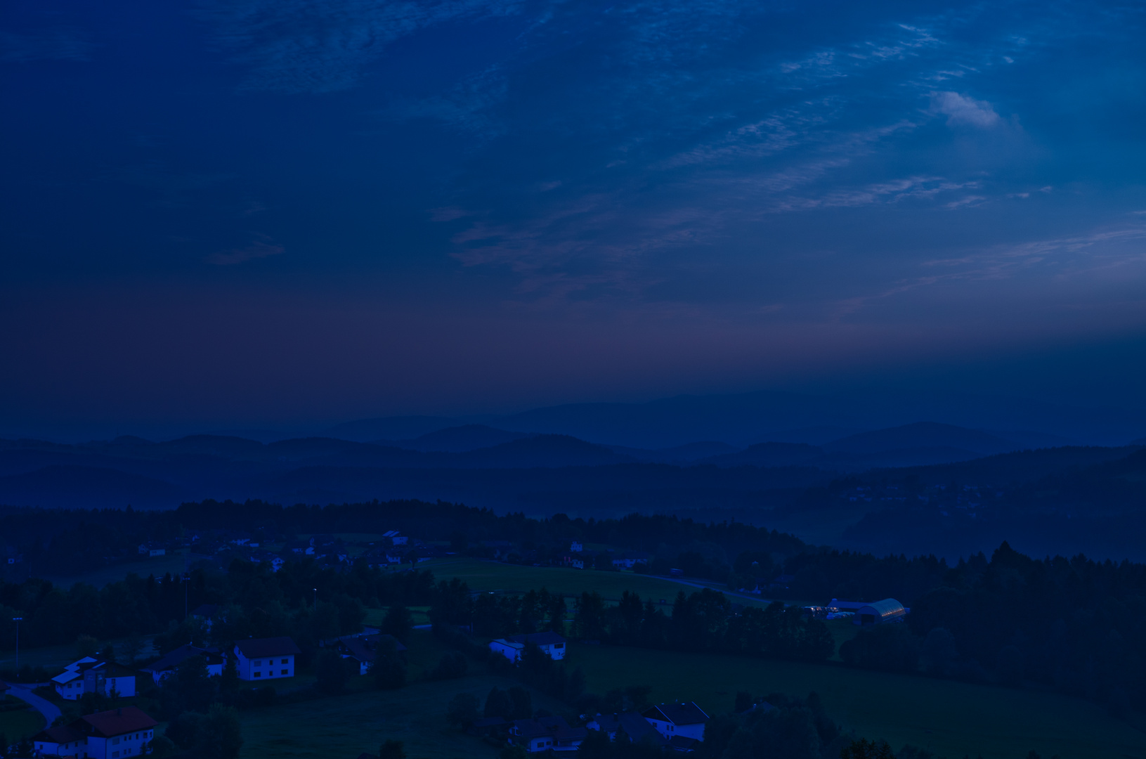 Ein Spätsommertag geht zu Ende III           DIe "Blaue Stunde" beginnt.