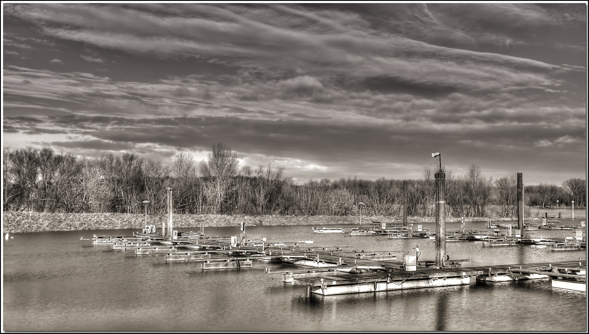 Ein Spaziergang am Hafen, der Rhein füllt sich und Mole steigt ...