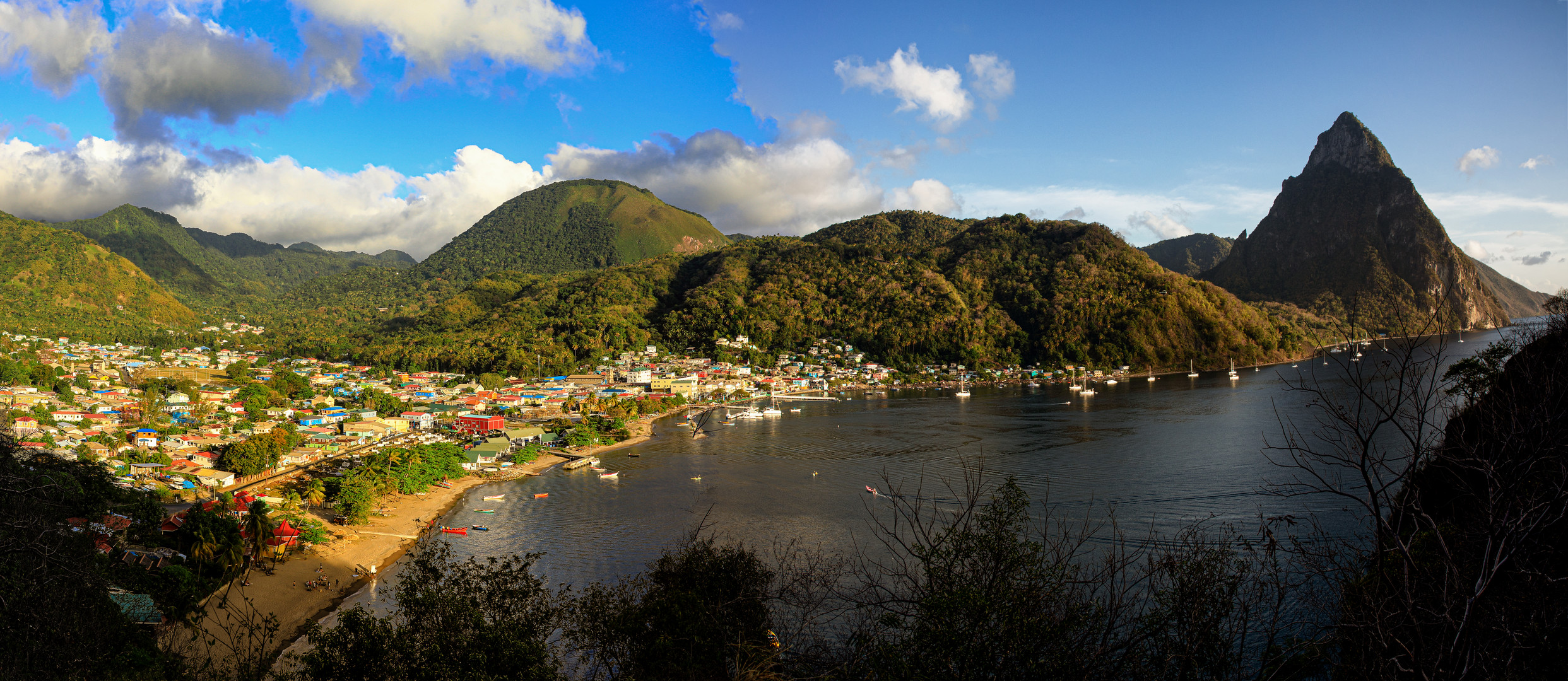 Ein Spaziergang auf St. Lucia mit Blick auf Soufliere...