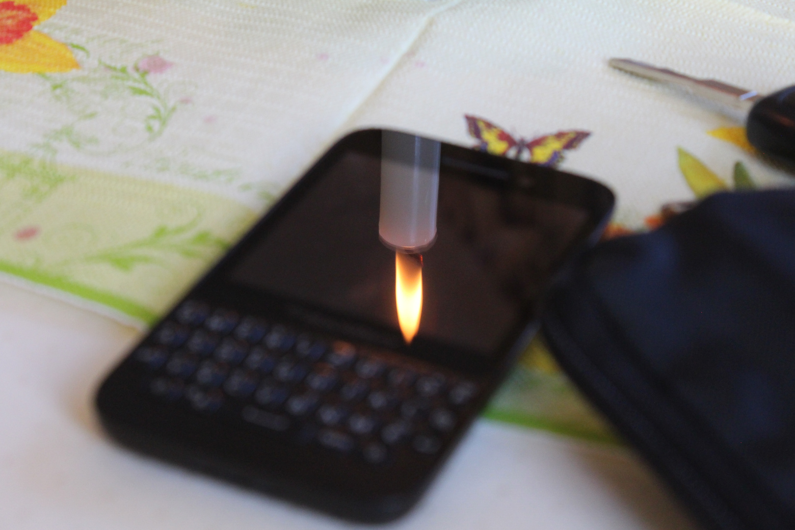 Ein Spiegelbild am Festtagstisch - Kerze im Blackberry