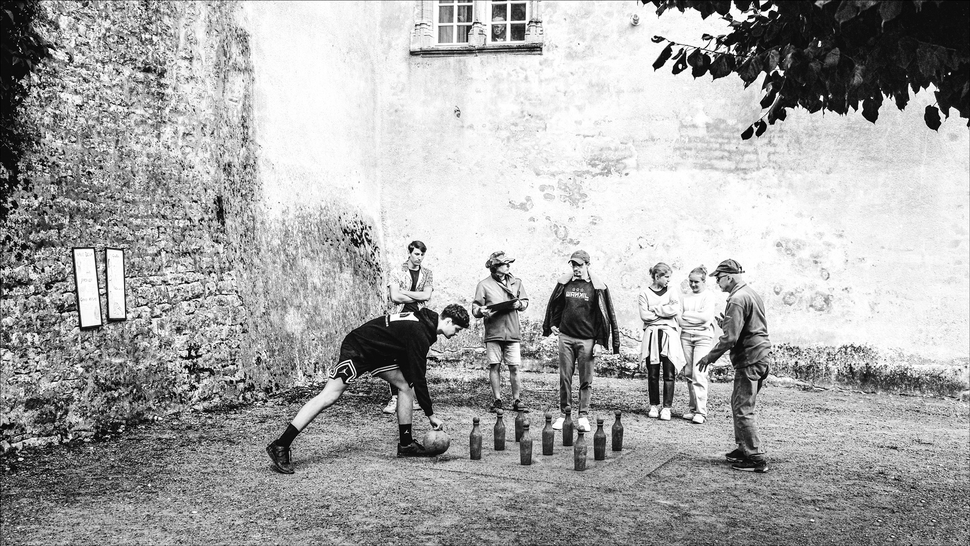 ein spieler,neun kegel, sechs beobachter.