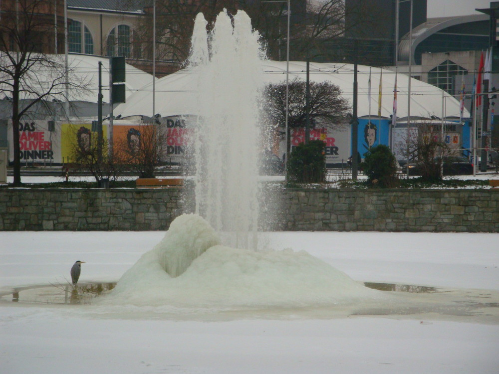 Ein Springbrunnen im Winter