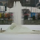 Ein Springbrunnen im Winter