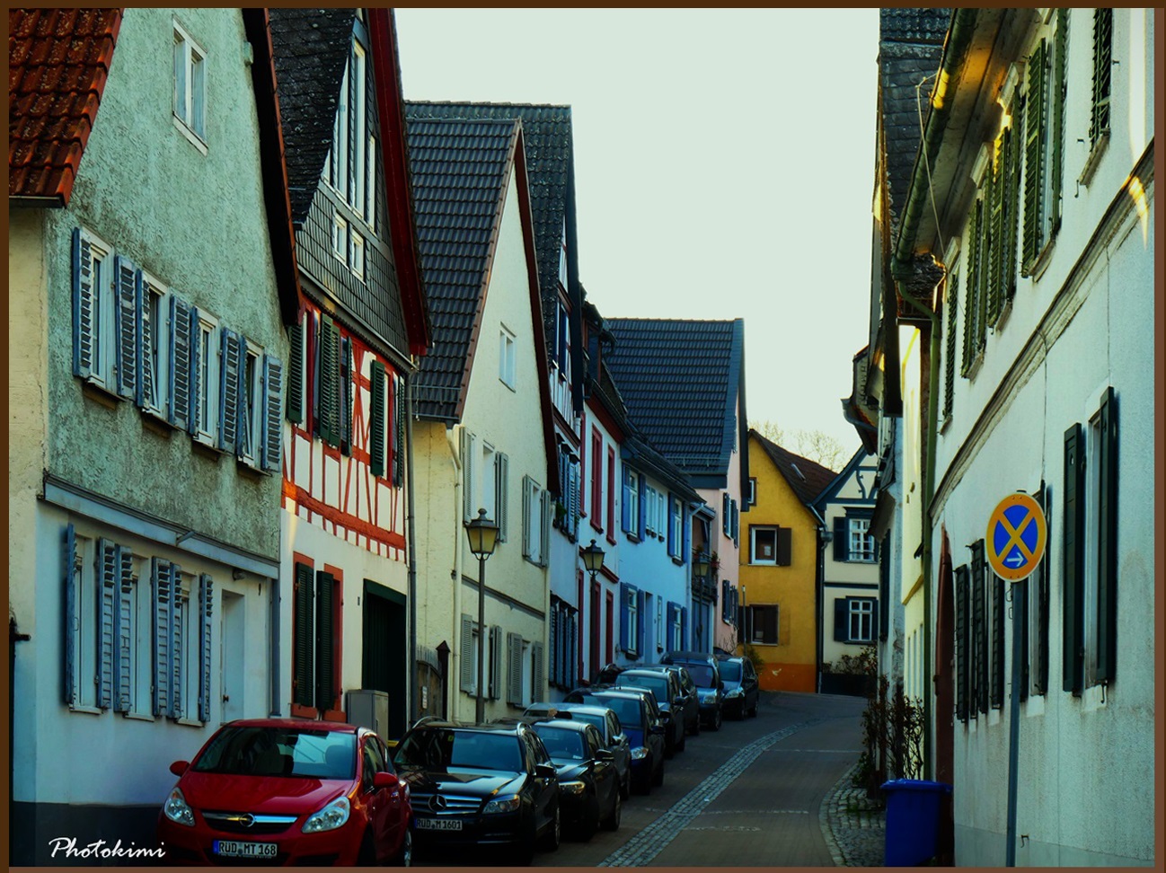 Ein Städtchen am Rhein im frühen Abendlicht