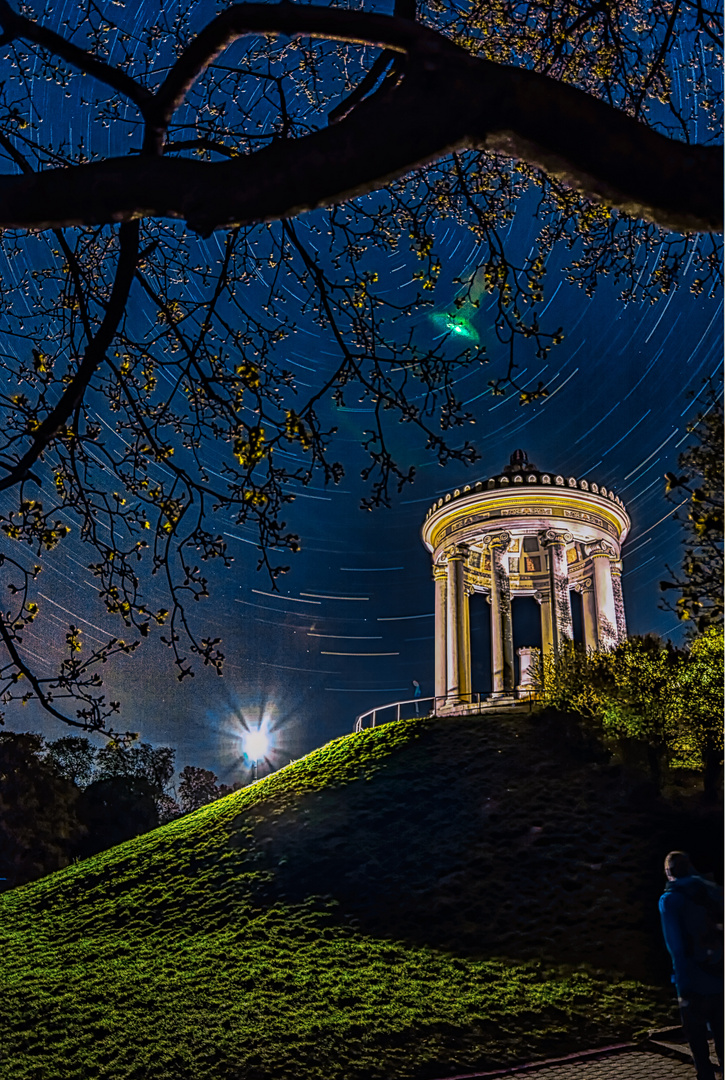 Ein Startrail-Versuch über dem Monopteros