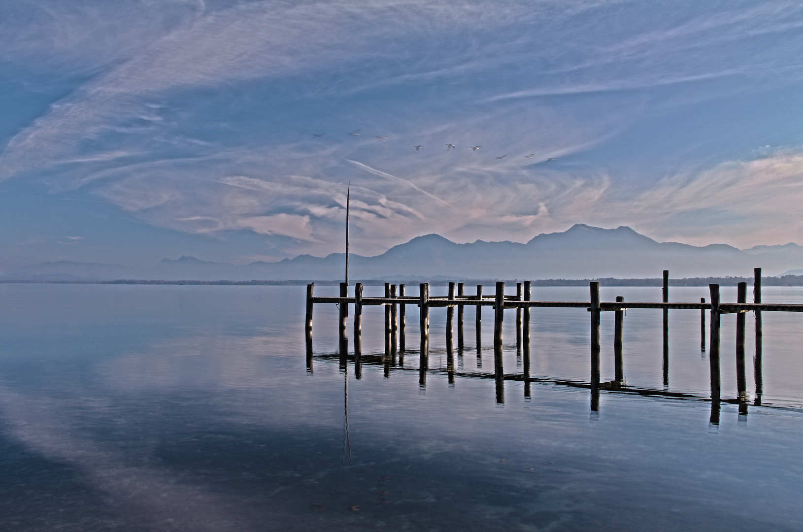 ein Steg am Chiemsee im Herbst