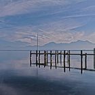 ein Steg am Chiemsee im Herbst