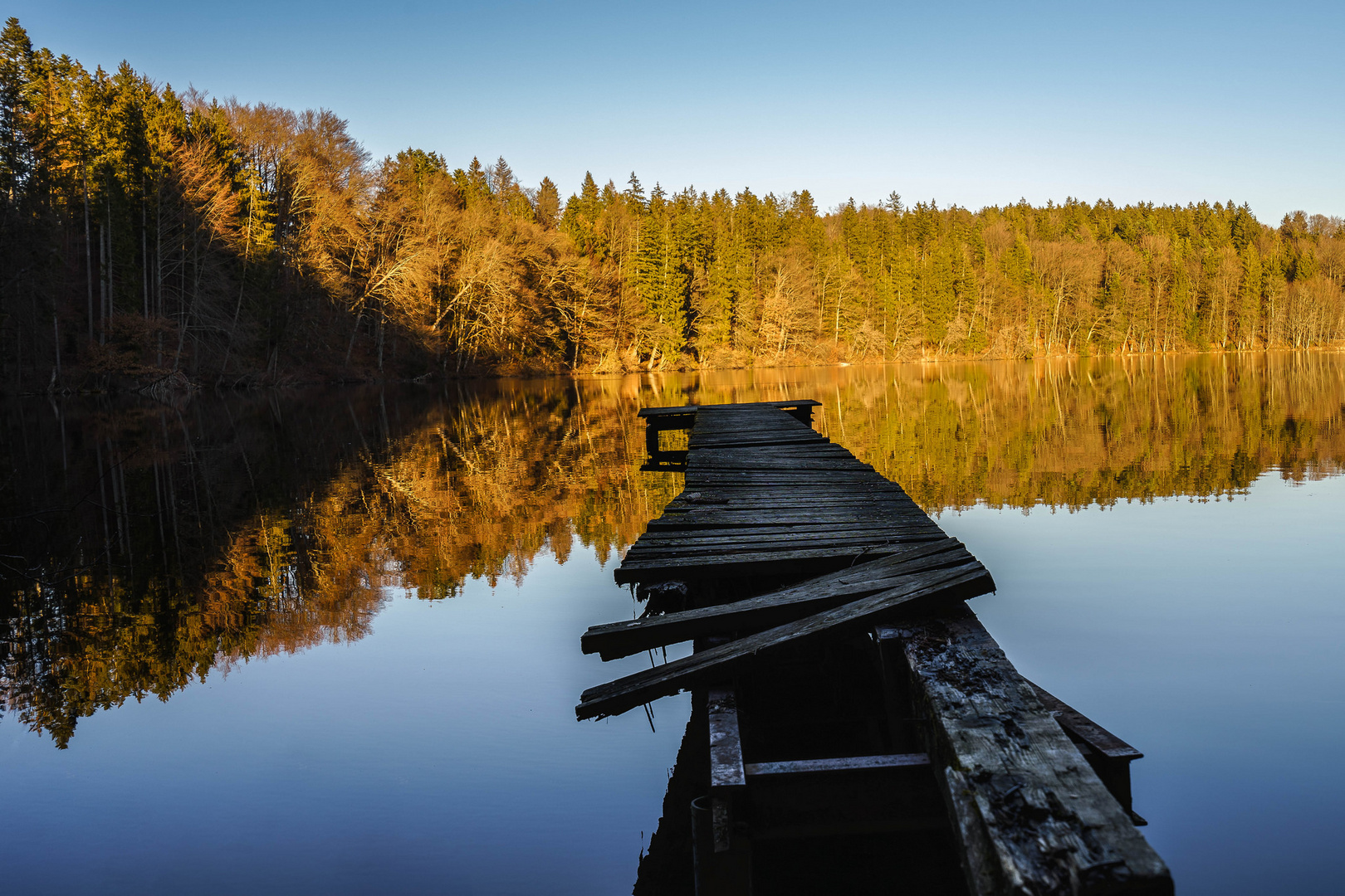 Ein Steg im Hackensee bei Holzkirchen OBB