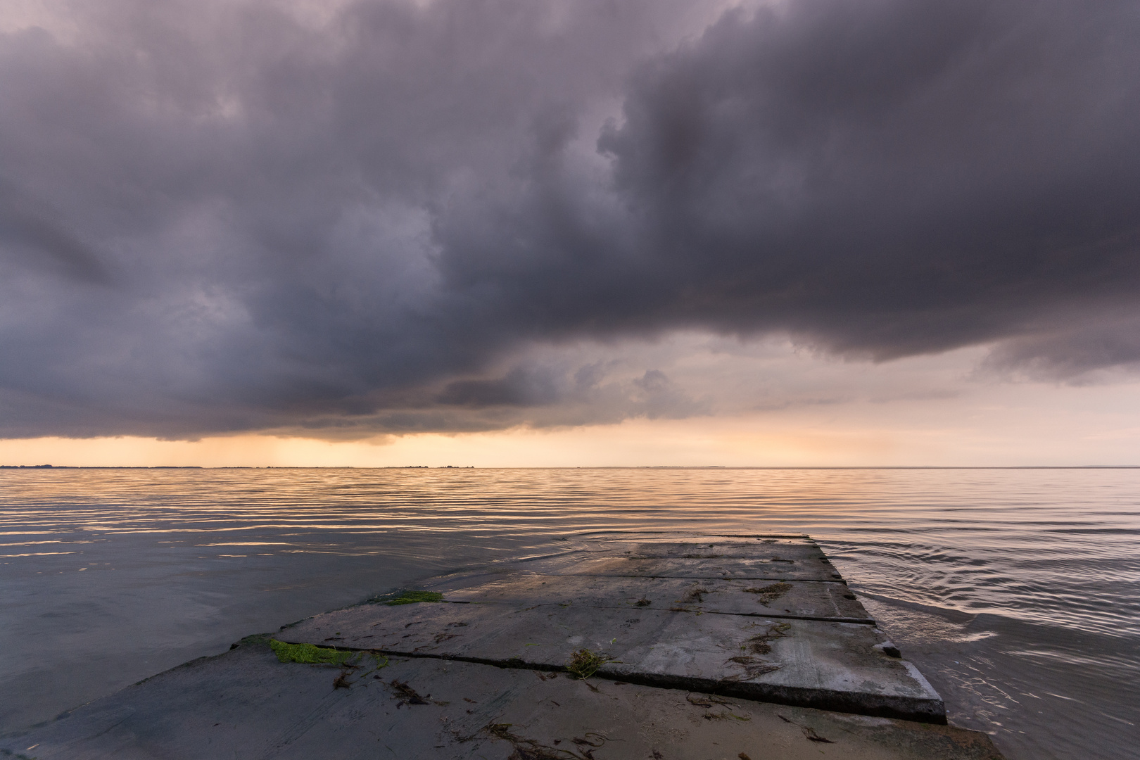 Ein Steg in den Bodden