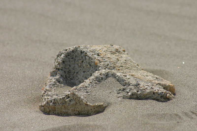 Ein Stein am Sandstrand