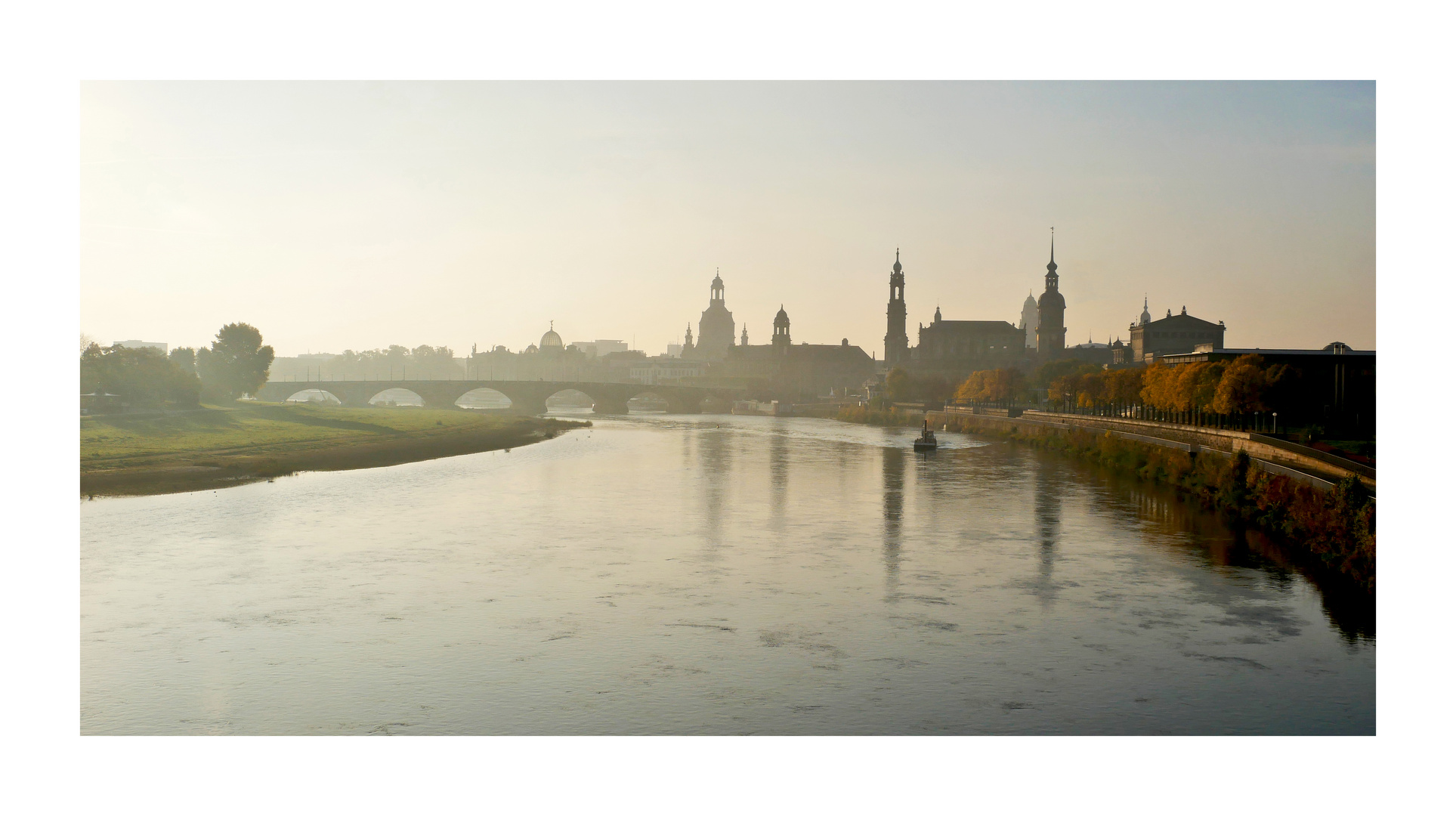 Ein Stein überquert die Elbe bei Dresden - hier die nette .... Silhouette 