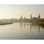 Ein Stein überquert die Elbe bei Dresden - hier die nette .... Silhouette 