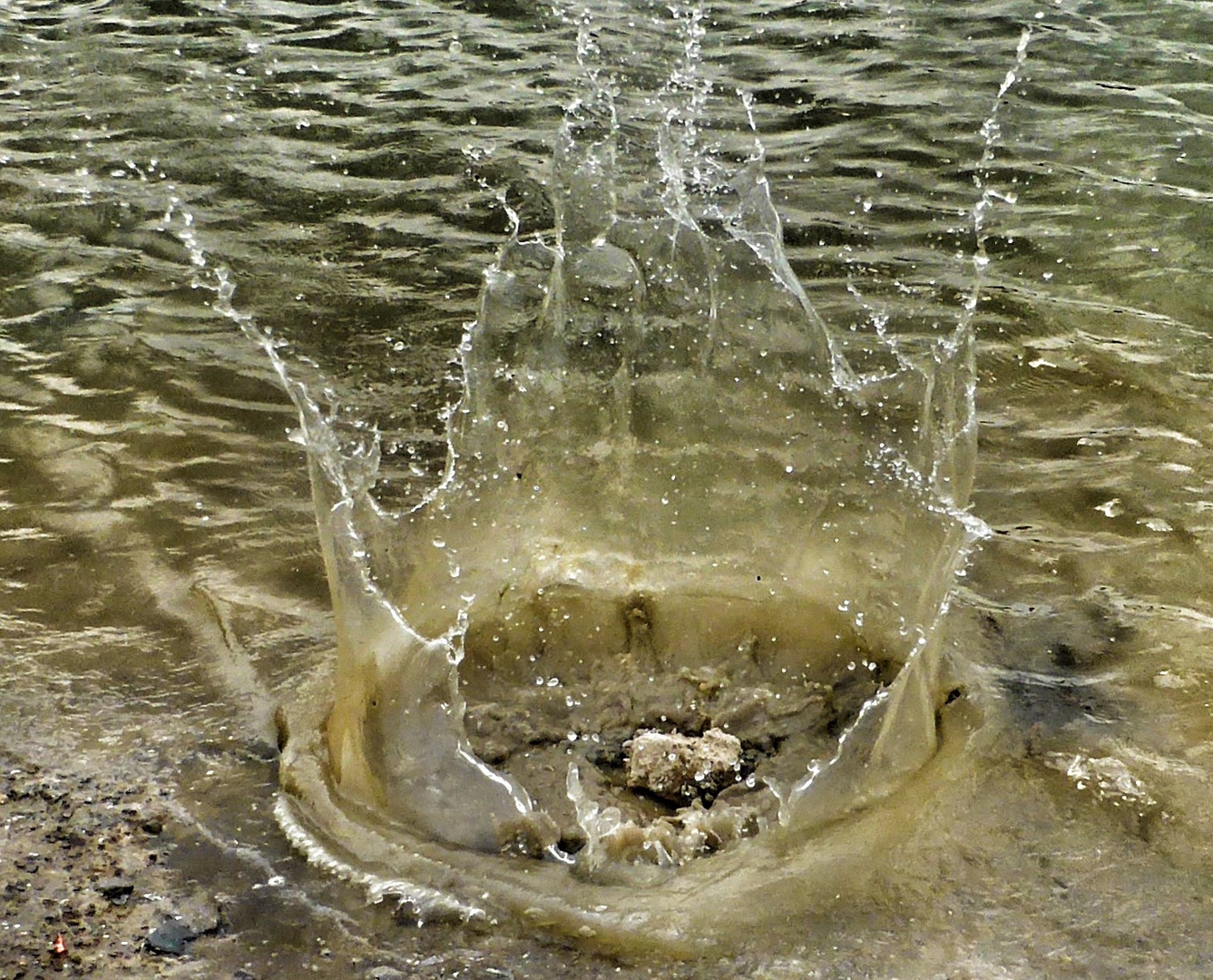 Ein Steinwurf am Möhnesee 