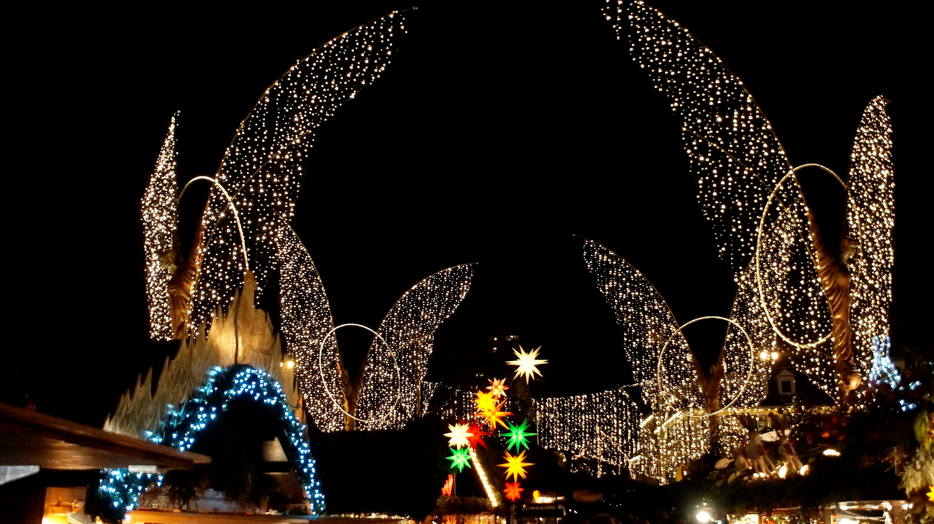 Ein Stern zeigt den Weg zum Weihnachtsmarkt