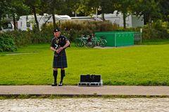 Ein stilechter Dudelsackpfeifer in Cuxhaven-Döse!