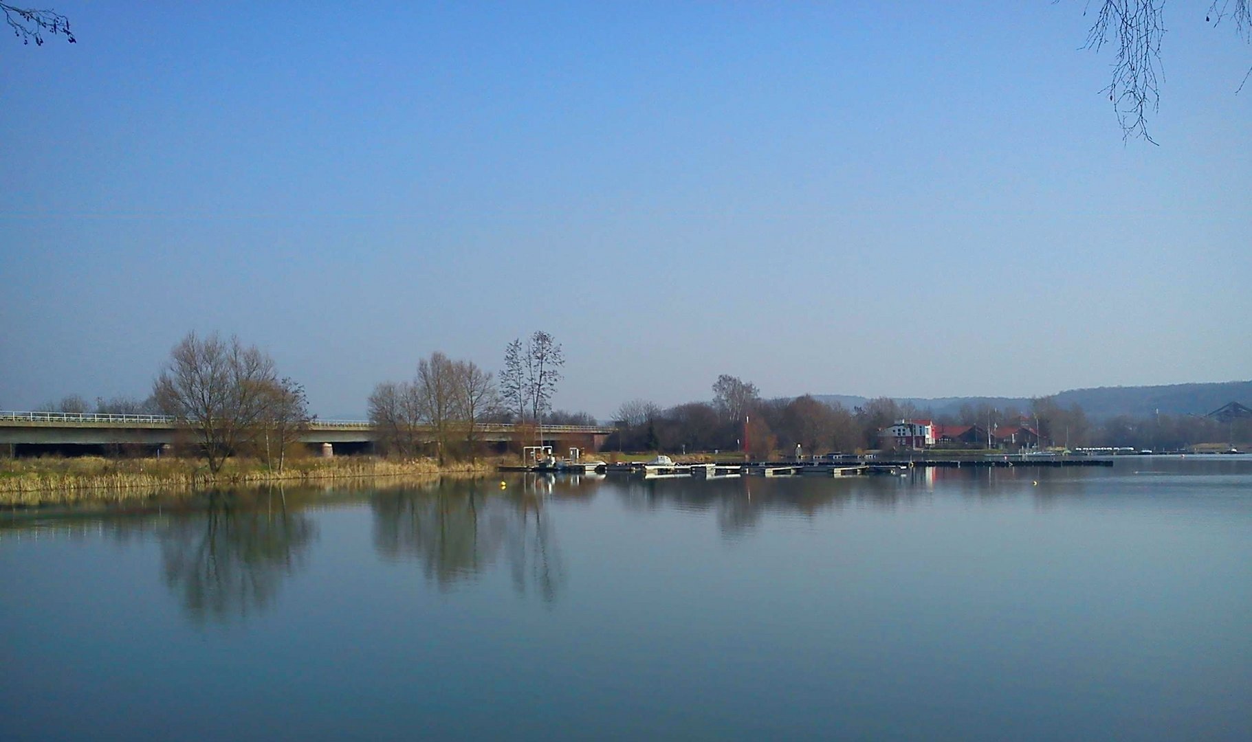 Ein stiller See heute Vormittag bei schöner Sonne .