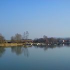 Ein stiller See heute Vormittag bei schöner Sonne .