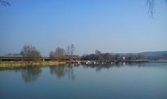 Ein stiller See heute Vormittag bei schöner Sonne .