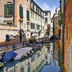 Ein stiller Seitenkanal in Venedig