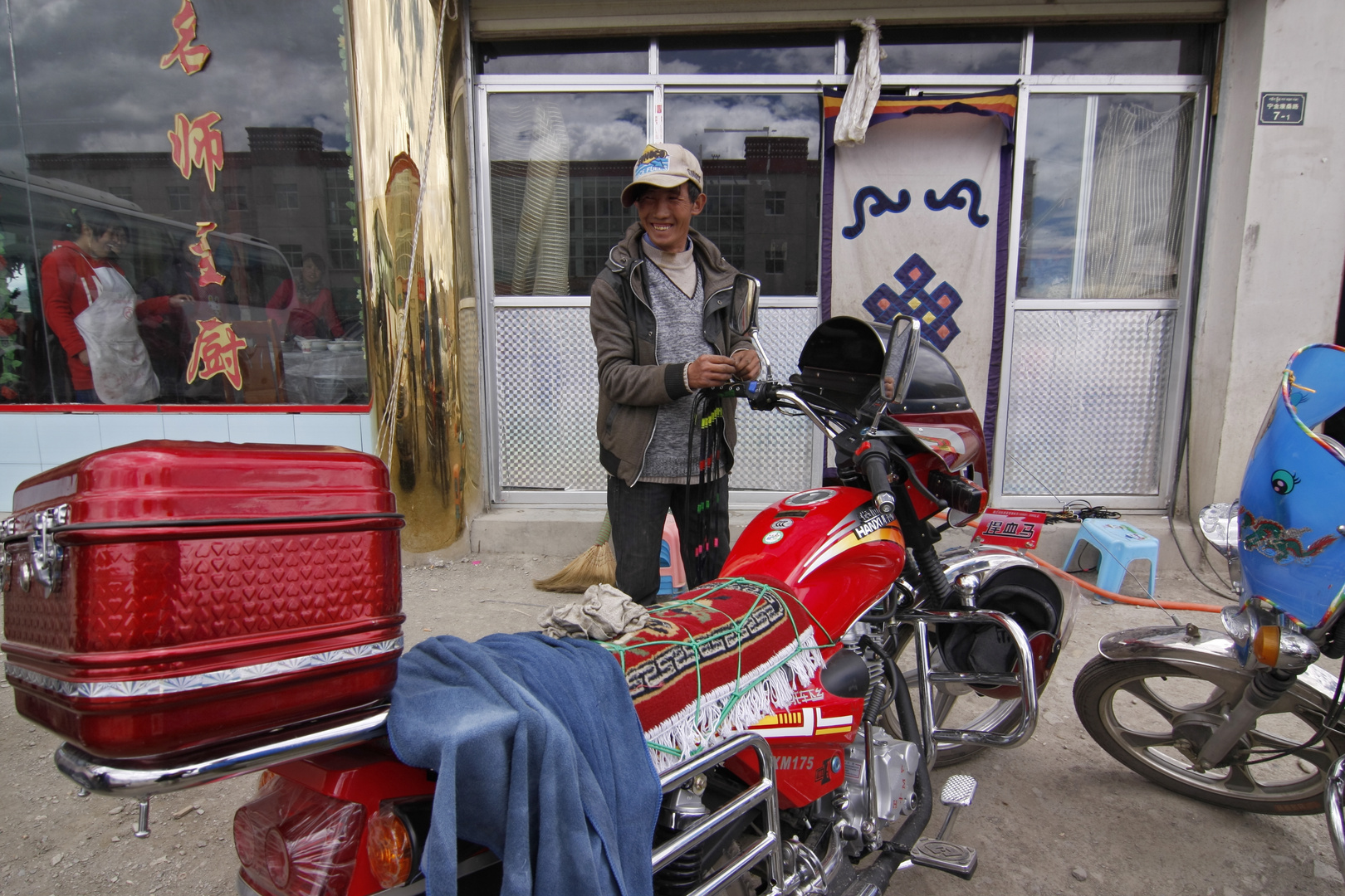 ein stolzer Motorradbesitzer