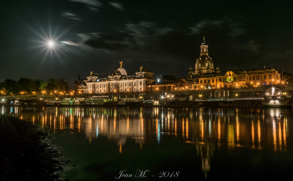 Ein strahlender Mond über dem Terrassenufer