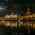 Ein strahlender Mond über dem Terrassenufer