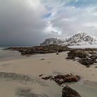 Ein Strand auf den Lofoten im Winter