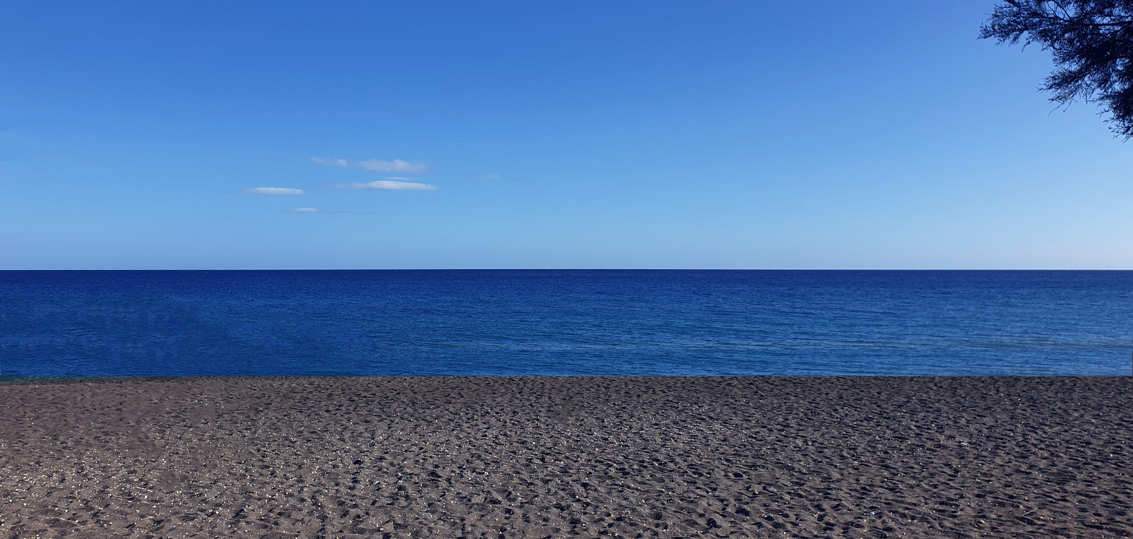 Ein Strand auf Santorini