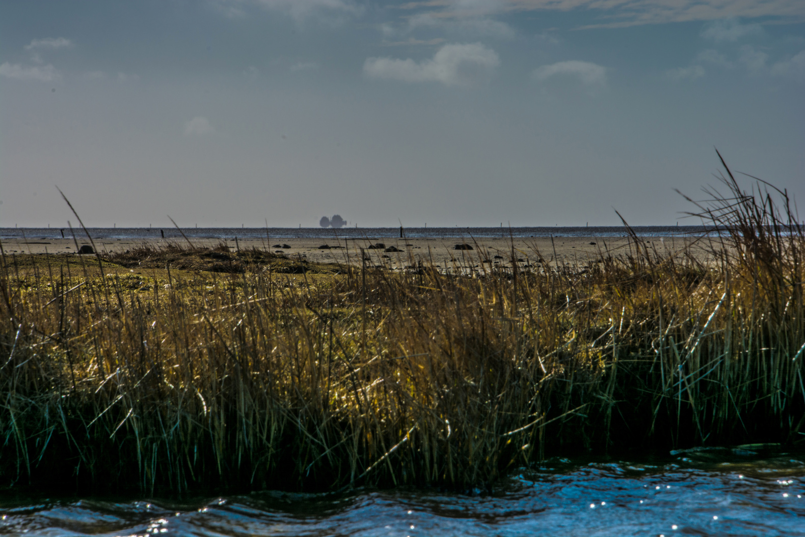 Ein Strandspaziergang am Wattenmeer mit Blick auf die Hallig Südfall