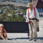 Ein Strandsucher an der Ostseeküste