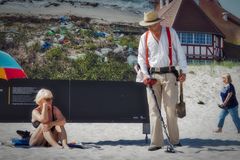 Ein Strandsucher an der Ostseeküste