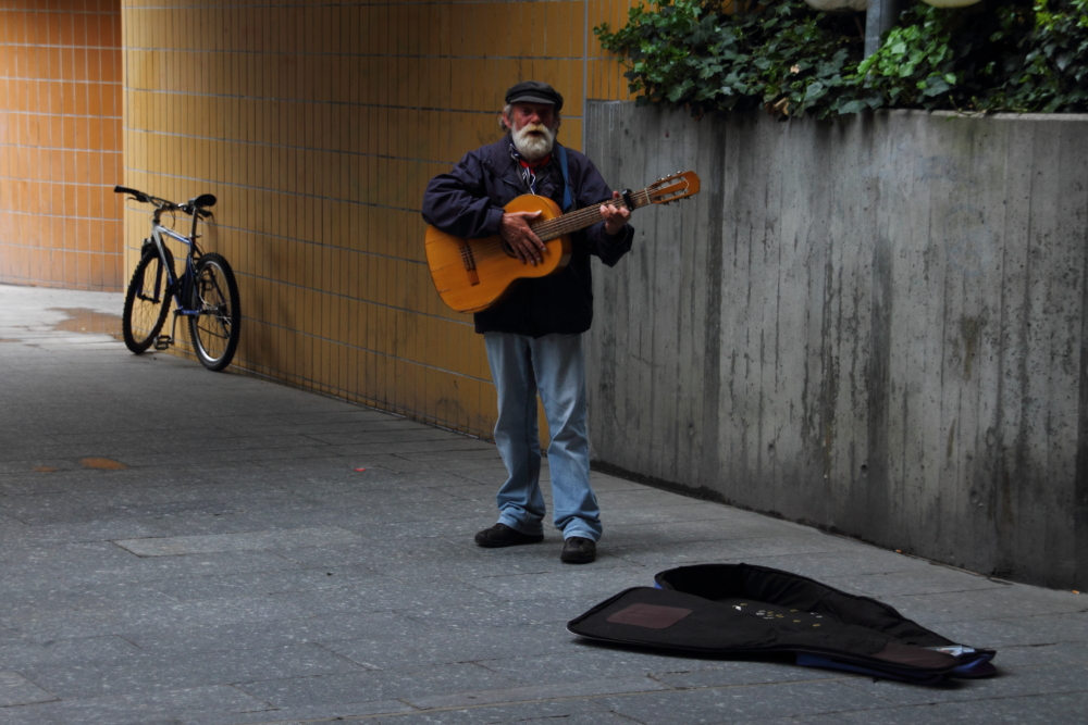 Ein Straßenmusikant in Konstanz