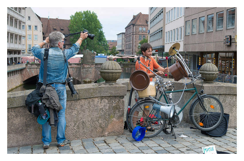 Ein Straßenmusikant und der Fotograf