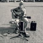 Ein Straßenmusiker in Leer (Ostfrießland)