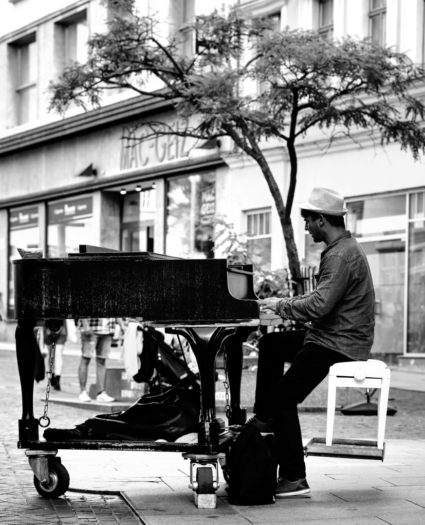 Ein Straßenmusiker/Klavierspieler in Halle an der Saale, Sachsen-Anhalt Deutschland, Germany