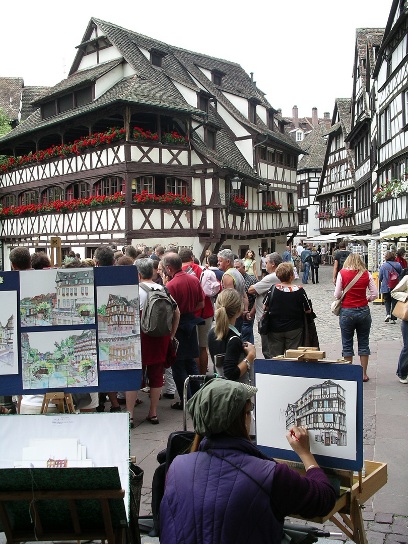 Ein Straßenzeichner im Straßburger Viertel "Petit France"