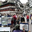 Ein Straßenzeichner im Straßburger Viertel "Petit France"