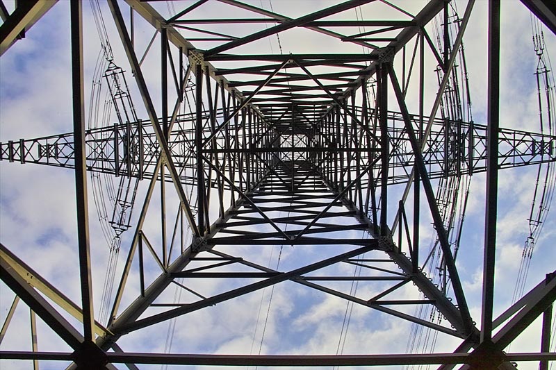 Ein Strommast bei Endingen am Kaiserstuhl