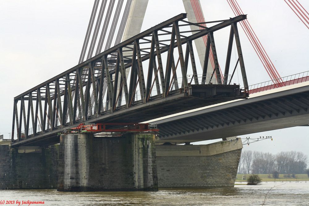 Ein Stück der alten Rheinbrücke steht noch