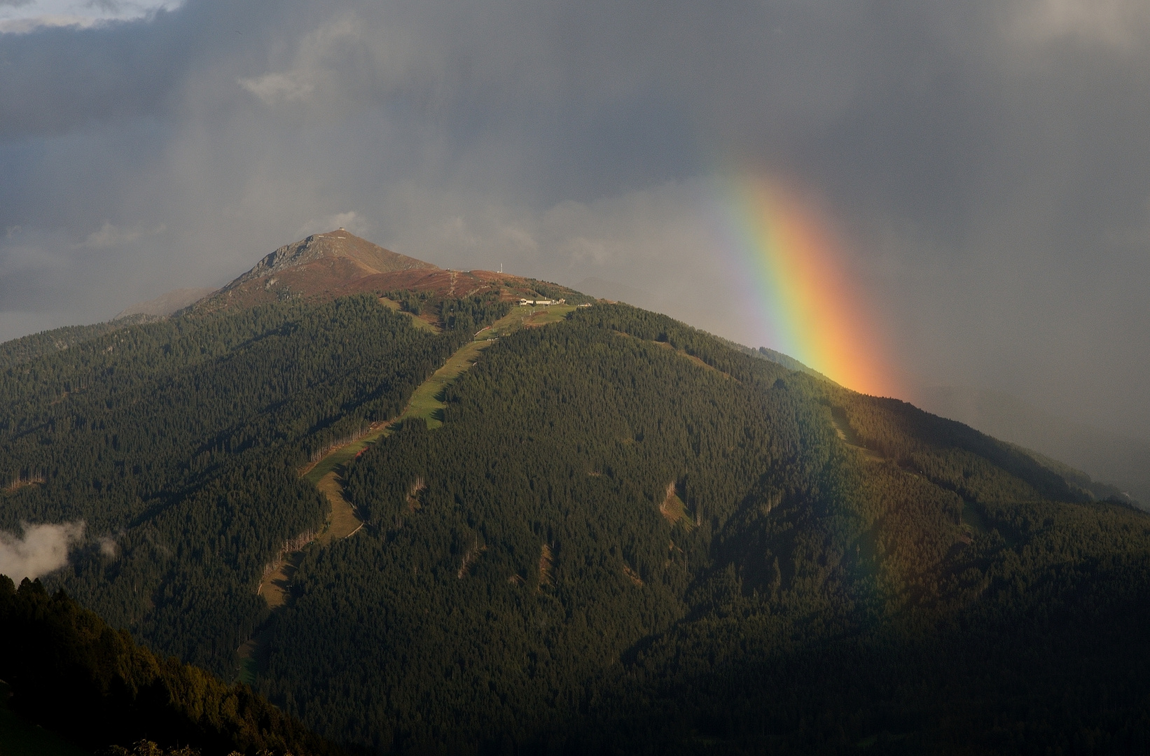 Ein Stück Regenbogen. Links im Hintergrund der Helm, oben...