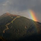 Ein Stück Regenbogen. Links im Hintergrund der Helm, oben...